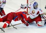 Ruslands Oleg Saprykin i hård kamp for pucken foran den hviderussiske målmand Andrej Mezin. Opgøret blev langt mere spændende end ventet. 