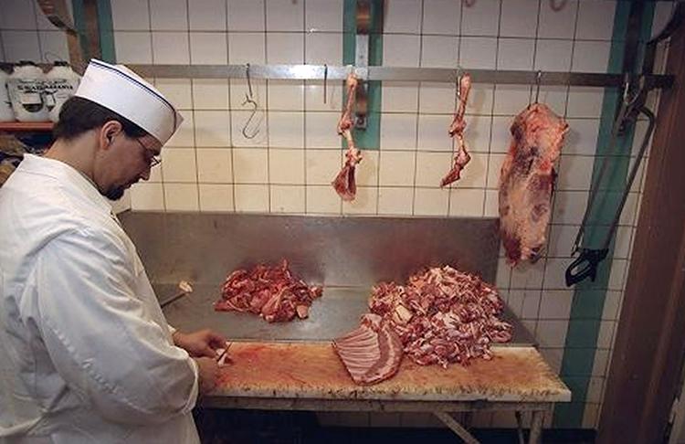 En halalslagter er i gang med at forberede sit kød. Arkivfoto. 