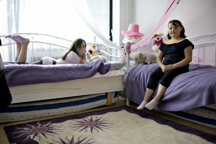 Asylbørn som Anduena på 12 og Manjolla på 10 år bliver ofte ikke behandlet godt nok, mener børneorganisationer. Arkivfoto. 