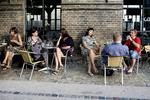 Både caféer og cafégæster, her på PH Caféen på Halmtorvet, er glade for mulighederne for at sidde ude på Københavns serveringssteder, fortæller tal fra Teknik- og Miljøforvaltningen. 