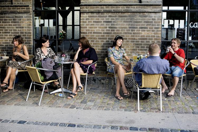 Både caféer og cafégæster, her på PH Caféen på Halmtorvet, er glade for mulighederne for at sidde ude på Københavns serveringssteder, fortæller tal fra Teknik- og Miljøforvaltningen. 