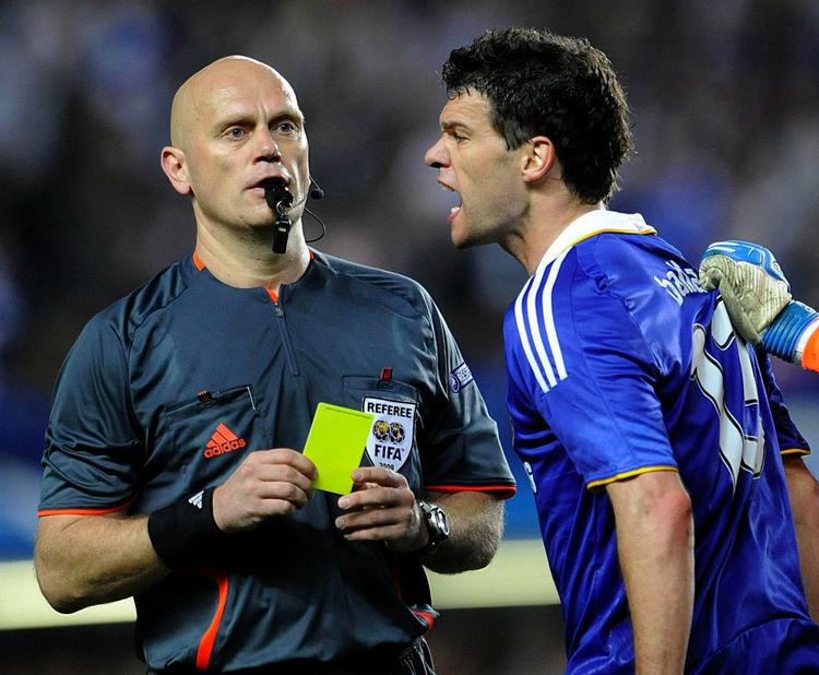 Chelsea tyske spiller, Michael Ballack (th), gik langt over stregen i sit angreb på dommer Tom Henning Øvrebø, og tyskeren var heldig med kun at modtage et gult kort. 