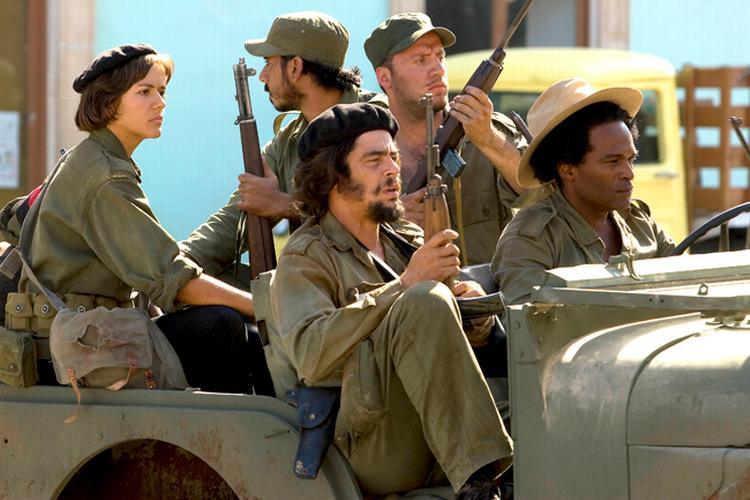 Revolutionshelten Che Guevara i aktion. Steven Soderbergh stiller ingen kritiske spørgsmål, men tegner et unuanceret portræt af en mand, der angiveligt er godheden selv. 