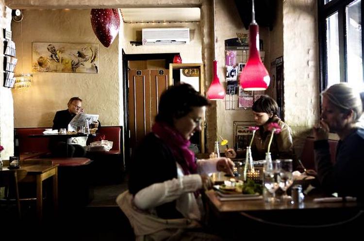 Bopa har med udendørsservering og en god placering alle muligheder for at skabe ægte parisisk  cafe-stemning. Men mulighederne  forsvinder i dårlig mad og lavt  serviceniveau.  Foto:  Tobias Selnæs Markussen 