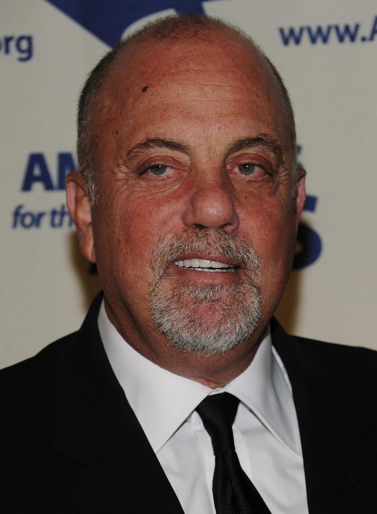 Billy Joel fik sit første store gennembrud med sangen 'The Pianoman', og siden har også sange som 'Honesty', 'The Stranger', 'Uptown Girl' og 'An innocent Man' været vildt populære. 