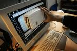 Denne computerbruger burde nok have læst brugsanvisningen, inden han eller hun gik i krig med maskinen. 