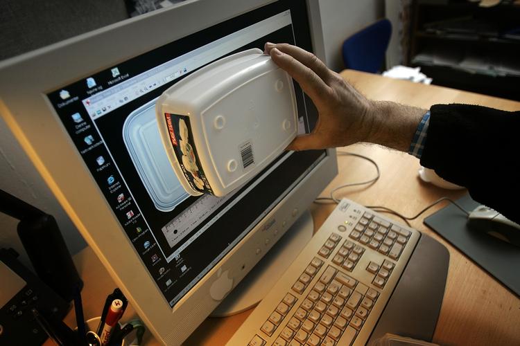 Denne computerbruger burde nok have læst brugsanvisningen, inden han eller hun gik i krig med maskinen. 