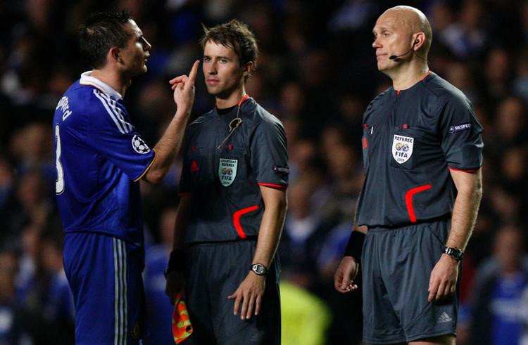 Frank Lampard var blandt de mere diplomatiske Chelsea-spillere, da han viste sin utilfredshed med dommer Tom Henning Øvrebøs kendelser. 