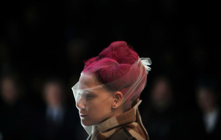 Modellen fra Comme des Garcons modeshow i Paris i marts behøver ikke være bange for nysende modefolk på første række. 