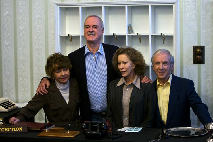 Prunella Scales (Sybil), John Cleese (Basil), Connie Booth (Polly) og Manuel Sachs (Manuel) genåbnede det famøse hotel i Torquay i anledning af 30 års-jubilæet. 