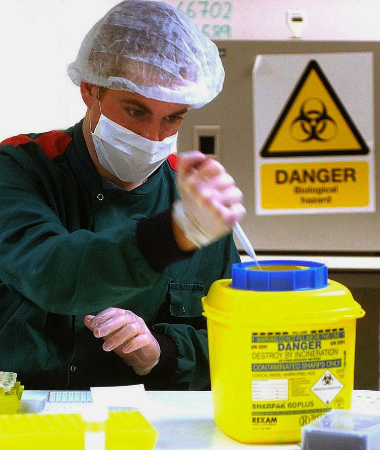 Kriminaltekniker i færd med at tagen dna-prøver. Arkivfoto. 