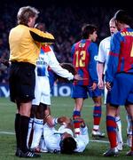 Den tidligere svenske dommer Anders Frisk (tv) udviste Chelseas Didier Drogba under en Champions League-kamp til stor frustration for Chelseas fans. Arkivfoto. 