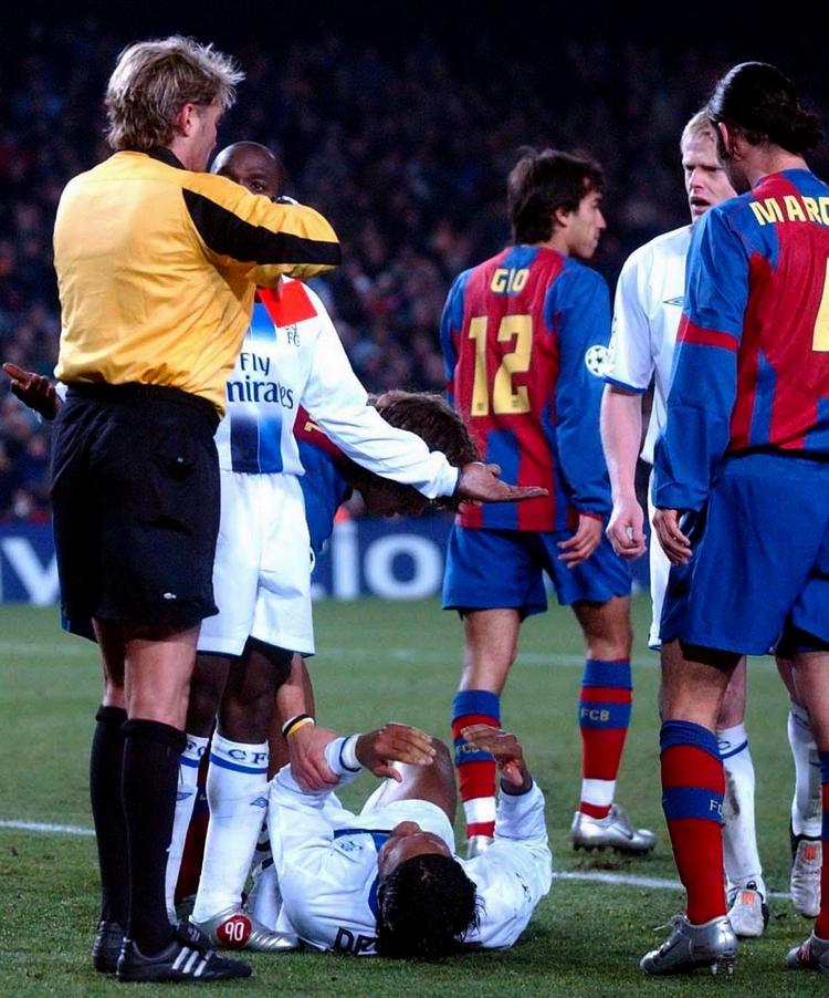 Den tidligere svenske dommer Anders Frisk (tv) udviste Chelseas Didier Drogba under en Champions League-kamp til stor frustration for Chelseas fans. Arkivfoto. 