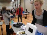 Line Petersen (tv) og  Marie Lund (th.). De er ved at pakke sammen inde i gymnastiksalen efter endt eksamen. 