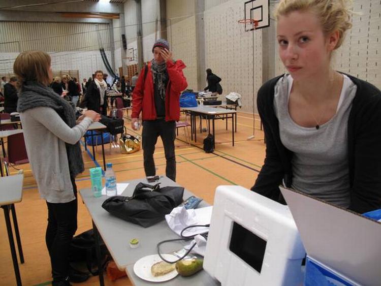 Line Petersen (tv) og  Marie Lund (th.). De er ved at pakke sammen inde i gymnastiksalen efter endt eksamen. 