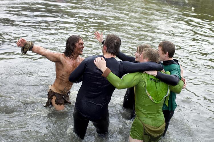 »Han går jo på vandet«, råbte konferencier Mikael Bertelsen, inden den teologistuderende endte sin sejlads i vandet i en halv grønlændervending. 