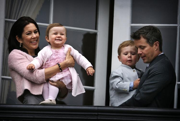 Den kongelige familie på balkonen på Amalienborg Slots - kronprinsesse Mary med prinsesse Isabella og kronprins Frederik med prins Christian. 
