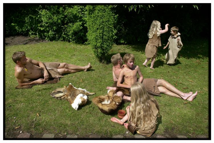 Frivillige på Frilandsmuseet Hjerl Hede på arkivfoto fra 2001. 