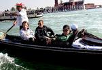 Lance Armstrong (th.), bag ham Gilberto Simoni (kasket), Ivan Basso og Danilo Di Luca skulle naturligvis en tur i gondolerne, da Giro d’Italia i går blev præsenteret i Venedig. Men nu skal benene til at tale. Foto: Sandro Pace/AP 