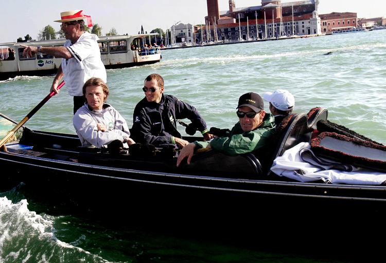 Lance Armstrong (th.), bag ham Gilberto Simoni (kasket), Ivan Basso og Danilo Di Luca skulle naturligvis en tur i gondolerne, da Giro d’Italia i går blev præsenteret i Venedig. Men nu skal benene til at tale. Foto: Sandro Pace/AP 