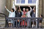 Kongefamilien på dronning Margrethes 67-årsdag. Prins Christian ser med på festlighederne gennem balkonens rækværk. Arkivfoto. 