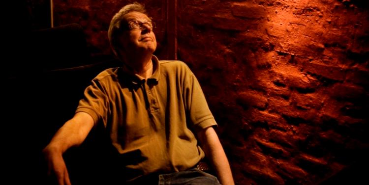 bagmand. Børge Nielsen indtog Husets Biograf i 1992 og har siden lagt op mod 70 timers arbejde om ugen i at holde den kørende. Med udgangen af juni er det slut. Foto: Niels Christensen. 