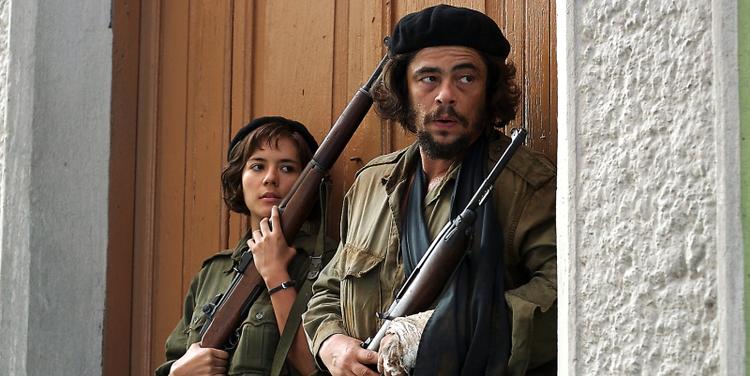 Som Che.  Benicio Del Toro  er ifølge flere  anmeldere den største oplevelse ved Steven  Soderberghs to film om Che  Guevara. Del Toro er ud over hovedrolleindehaver  også medproducent på filmen.  Foto fra filmen. 