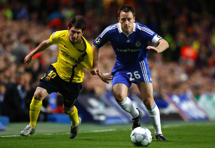 John Terry i kamp med Barcelonas Lionel Messi. Efter kampen vandt Chelsea-anføreren modstandernes respekt. Arkivfoto. 