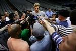 Dirk Nowitzki var i pressens søgelys efter træningen med Dallas Mavericks, men den tyske NBA-stjerne ville ikke svare på spørgsmål om sin forlovede. 