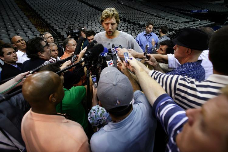 Dirk Nowitzki var i pressens søgelys efter træningen med Dallas Mavericks, men den tyske NBA-stjerne ville ikke svare på spørgsmål om sin forlovede. 
