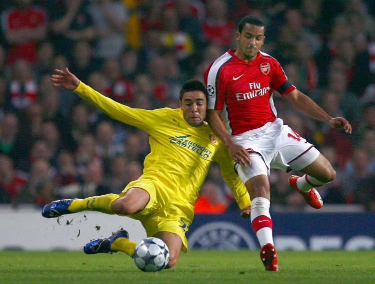 Trods mange skader har Theo Walcott (th) bidt sig fast på Arsenals førstehold. Og nu forlænger englænderen med London-klubben. Arkivfoto. 
