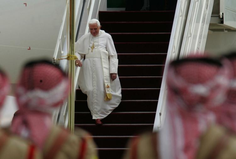 Pave Benedikt XVI ankommer til et besøg i Mellemøsten, der på forhånd er omgærdet af visse spændinger. 