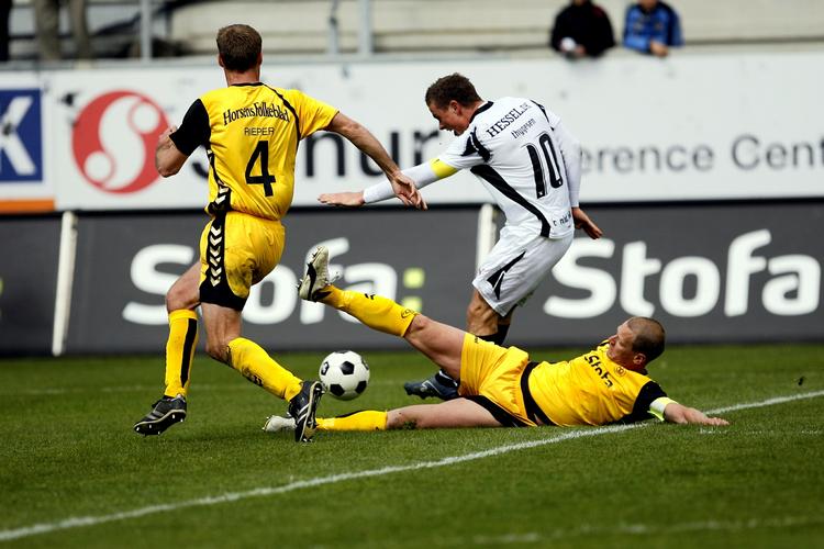 FC Midtjyllands Mikkel Thygesen bruger fysikken og sætter sig igennem i Horsens-forsvaret til 2-0-scoringen. 