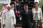 Kong Abdullah II og hans hustru, dronning Rania, mødte mod sædvane selv frem for at modtage deres gæst i lufthavnen. 
