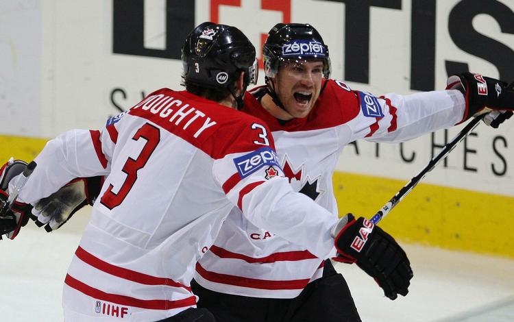 Derek Roy (th.) bragte Canada i spidsen under semifinalen mod Sverige. Drew Doughty var klar til at fejre ham. 