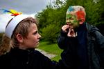 København er inspireret af Vallensbæk Kommune, hvor en af juniorpædagogerne er 14-årige Jacob Ellehave, som her får lov at se en af drengenes rokketand. Foto: Jacob Ehrbahn 