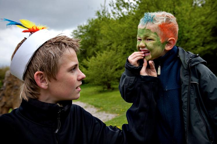 København er inspireret af Vallensbæk Kommune, hvor en af juniorpædagogerne er 14-årige Jacob Ellehave, som her får lov at se en af drengenes rokketand. Foto: Jacob Ehrbahn 