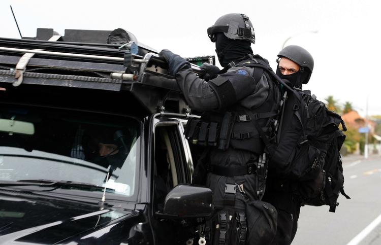 Politistyrker forbereder sig til nervekrigen med pistolmanden. 