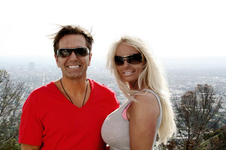 Mens politiken.dk flere gange har skrevet om Erik og Anni-føljetonen, har papiravisen Politiken været mere tilbageholdende. Det råder Kjeld Hybel bod på med nedenstående artikel, der også bringes i lørdagsudgaven af Politiken. På billedet ses Erik og Anni fra tv-serien om parret på Kanal 4. Foto: SBS TV. 