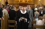 Det er højtid for konfirmationer, og de overfyldte kirker får præsterne til at tænke nyt. Arkivfot 