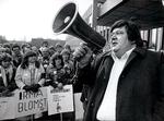 Nej! Udviklingschef Svend Andersen i spidsen for sine Irmakolleger ved en protestdemonstration, da kæden skulle sælges til FDB i 1982. Siden blev han kendt, da han som 'Svend fra Kødbyen' sammen med Steen Olsen fra Grønttorvet og Heino Jørgensen fra Fisketorvet udgjorde 'torvedrengene Svend, Steen og Heino' i radioen.  Foto: Morten Langkilde 