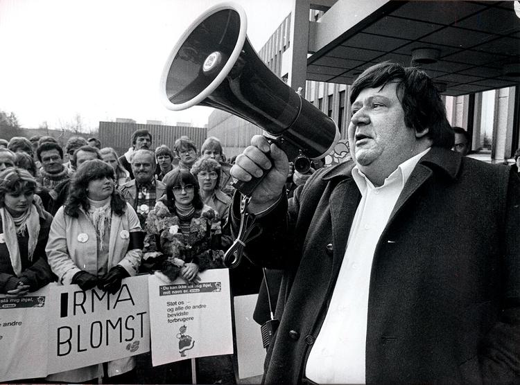Nej! Udviklingschef Svend Andersen i spidsen for sine Irmakolleger ved en protestdemonstration, da kæden skulle sælges til FDB i 1982. Siden blev han kendt, da han som 'Svend fra Kødbyen' sammen med Steen Olsen fra Grønttorvet og Heino Jørgensen fra Fisketorvet udgjorde 'torvedrengene Svend, Steen og Heino' i radioen.  Foto: Morten Langkilde 