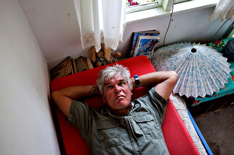 Ib Michael i et  af sommerhusets  annekser. I et andet har han sit skriveværelse. Foto: Jacob Ehrbahn 