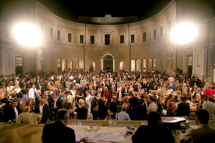 En del af den italienske kulturs spidser er samlet, når Strega-prisen uddeles 2. juli. Mange af de 400 stemmeberettigede beskyldes nu for at 'sælge' deres stemmer til de store forlag for at opnå personlige fordele.  Foto: Roberto Ceccacci 