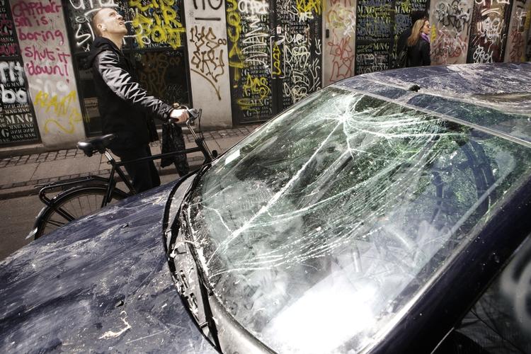 Hyskenstræde er overmalet med graffiti helt op til tredje sals højde efter nattens udskejelser. 