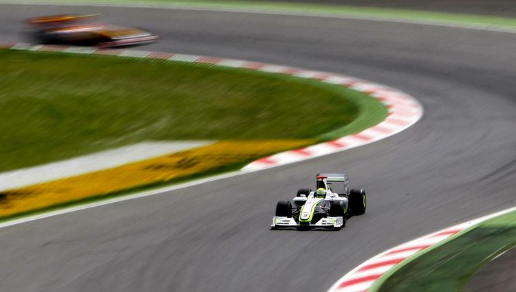 Jenson Button på vej mod den hurtigste tid i kvalifikationen til det spanske grandprix i Barcelona. 