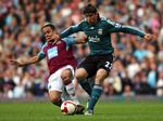 West Ham United's David Di Michele (tv.) tackler Liverpool's Emiliano Insua. 