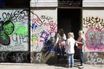 Tre piger betragter skaderne efter Undoing the citys aktion i Hyskenstræde fredag nat. 