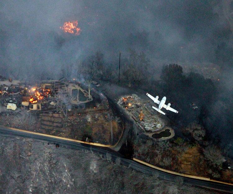 Brandfolk og fly har kæmpet mod skovbrandene i flere dage. 
