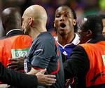 Didier Drogba (i midten) har bl.a. brug ukvemsord mod dommer Øvrebø. Arkivfoto. 